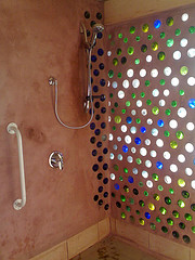 ducha: ceramica y vidrio reutilizado