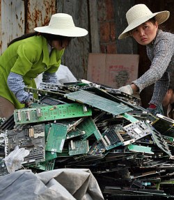 Mujeres chinas desarmando computadores
